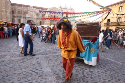 Un río de gente en Ruiz de Salazar, en el mercado medieval.