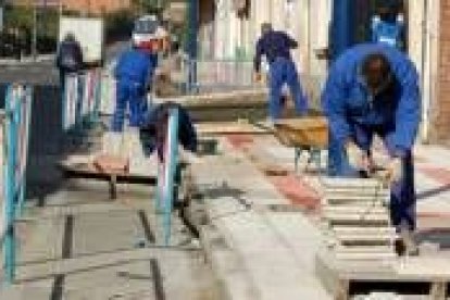 Obreros trabajando en la remodelación de las aceras de la avenida Corpus Christi