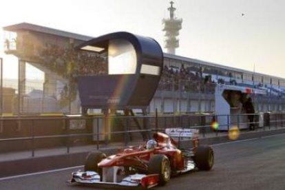 Fernando Alonso sale de boxes durante los entrenamientos de pretemporada de Fórmula 1.