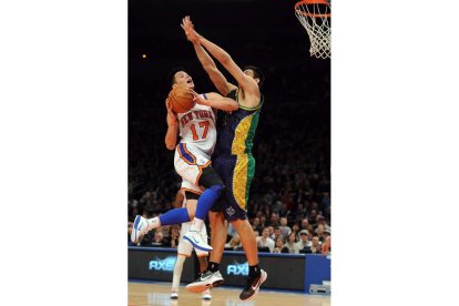 Gustavo Ayon intenta bloquear a Jeremy Lin de los Knicks.