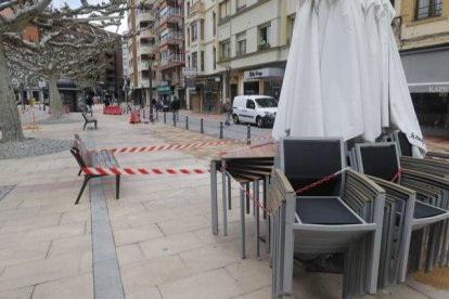 Terrazas recogidas y bares cerrados en plena pandemia del covid. RAMIRO