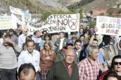 Las protestas contra la línea Sama-Velilla han sido constantes