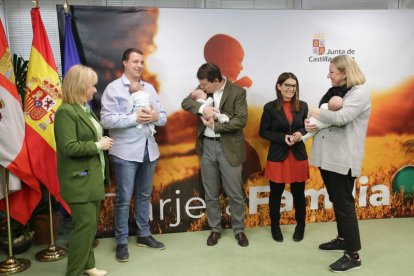 Los padres, Mañueco y la consejera Blanco con los trillizos, ayer en Zamora. MARIAM A. MONTESINOS