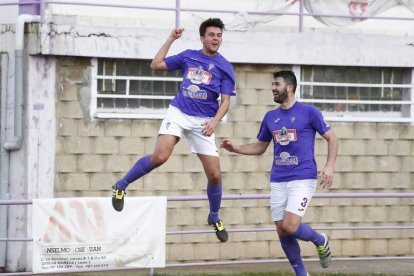 Pablo González celebra la consecución del primer gol bañezano ante la Cebrereña. JESÚS