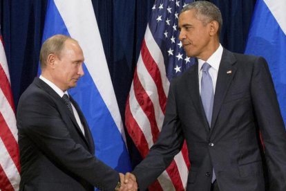 Obama (derecha) da a la mano a Putin, antes de un encuentro bilateral en la sede de la ONU, el 28 de septiembre del 2015.