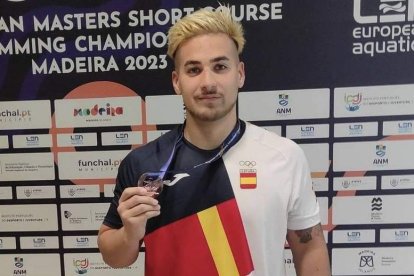 Diego Recio muestra su medalla de bronce lograda en el Europeo. DL