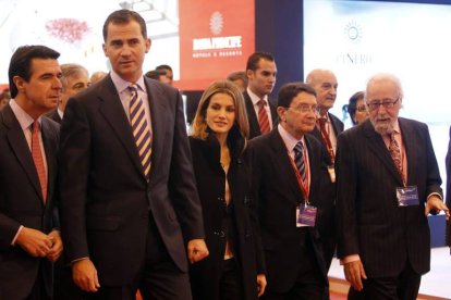 El ministro Soria con los príncipes de Asturias en la inauguración de la feria.