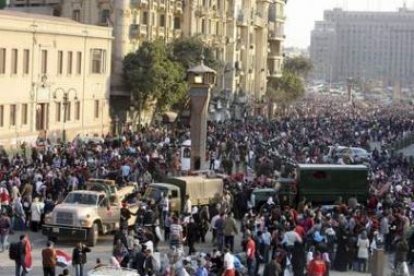 Miles de personas se congregaban ayer en las calles de El Cairo tras la salida del poder de Mubarak