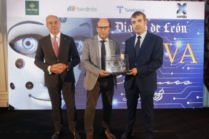 Cipriano García, director general de Caja Rural, junto a Carlos Polanco y Carlos Barreiro. ramiro