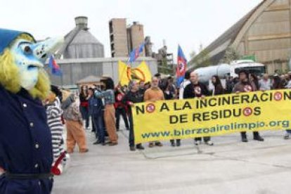 Medio centenar de ecologistas, algunos disfrazados, protestaron ante Cosmos en Toral.