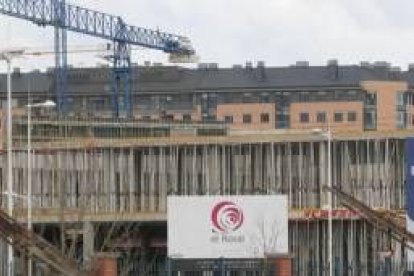 El centro comercial El Rosal está siendo edificado en el nuevo barrio de La Rosaleda