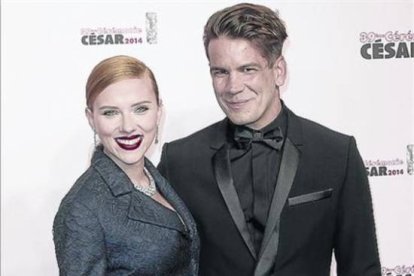 Scarlett Johansson y Romain Dauriac, en la gala de los premios César, en febrero en París.