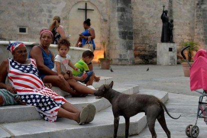 Unos turistas dan un paseo en un vehículo clásico utilizado como taxi en La Habana, el pasado 6 de mayo.