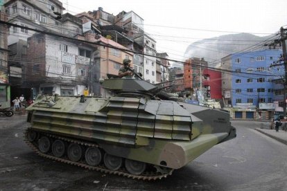 Un tanque patrulla por las calles de la favela de la Rocinha, en Río de Janeiro.