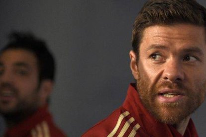 Xabi Alonso, durante la rueda de prensa que ha ofrecido en Curitiba junto a Cesc Fàbregas (detrás).