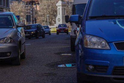 Los defectos del asfaltado, unidos a las lluvias, siembran de baches República Argentina. MIGUEL F. B.