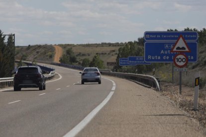 Obras, carriles cortados y limitaciones de velocidad después de cinco años de obras en la León-Benavente. FERNANDO OTERO