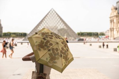 Exterior del museo Louvre de París. TERESA SUAREZ