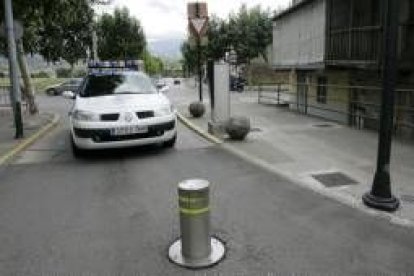 La calle Cruz de Miranda cuenta desde ayer con un bolardo que impide el paso de vehículos