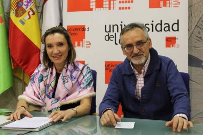 Victoria Seco y José Enrique Martínez, en la lectura del acta.