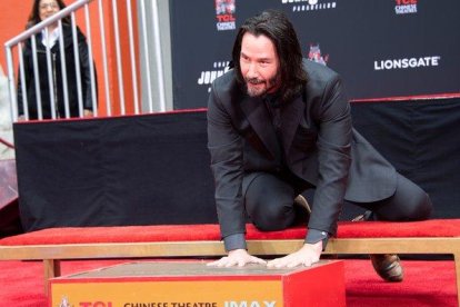 Vestido con un traje completamente negro, Reeves dejó algunos momentos de humor durante la ceremonia.