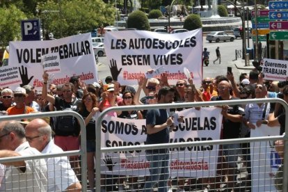 Autoescuelas catalanas y madrileñas se manifiestan frente al Congreso de los Diputados por la falta de examinadores de la DGT, en julio.