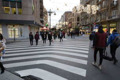 Paseo por el centro de León el viernes 27, cuando encendieron las luces de Navidad. MARCIANO PÉREZ