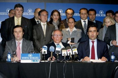 José María Ruiz Mateos (centro), con alguno de sus hijos y parte del personal de sus empresas, durante la rueda de prensa en la que explicó los problemas de Nueva Rumasa.