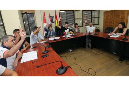 En primer plano a la izquierda, momento en el que los ediles del PP votan junto a los del alcalde socialista, al fondo. ANA F. BARREDO