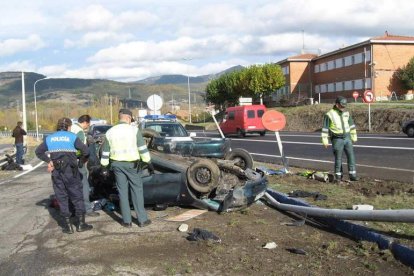 Tres agentes de la Guardia Civil y otro de la Policía Local observan el estado en el que quedó el Hyundai Accent