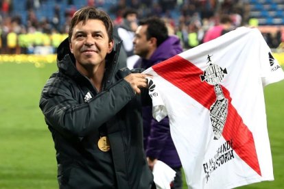 Marcelo Gallardo muestra la camiseta de River que certifica la Copa Conquistadores en el Bernabéu.