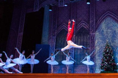 Una de las escenas de ‘El lago de los cisnes’ interpretada por la compañía de Ballet de Kiev. DL