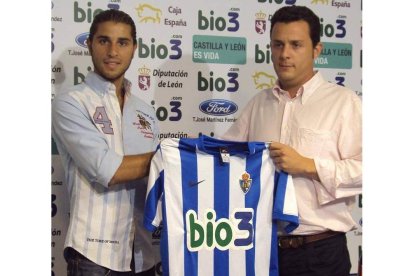 Moisés, a la izquierda, durante el acto de presentación como jugador de la Deportiva.