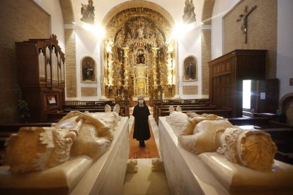 Sor Anuncia, la abadesa del monasterio de Santa Cruz de Sahagún que ha visto cumplir el sueño de la comunidad religiosa con el nuevo panteón. JESÚS F. SALVADORES