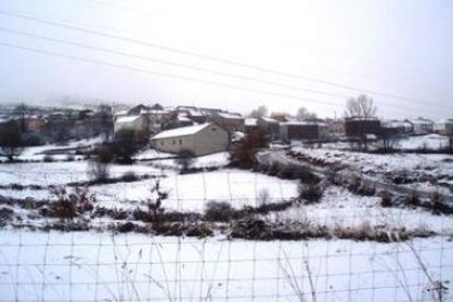 Vista de la localidad de Manzanal del Puerto con nieve, en una imagen de archivo.