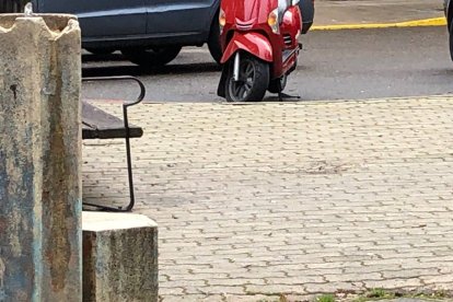 Fotografía de archivo de una motocicleta en la plaza de San Lorenzo. DL