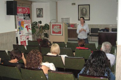 Baílez dirigiéndose a los representantes de las Ampas ayer en los salones de UGT