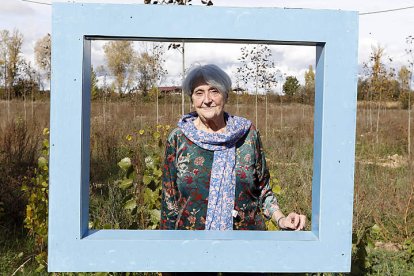 Ángela Merayo, artista berciana impulsora de la Fundación Merayo, con una pieza de la colección ‘Cielos ficticios’. MARCIANO PÉREZ