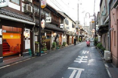 Una vista del barrio de Tobita Shinchi, considerada la zona roja de Osaka.