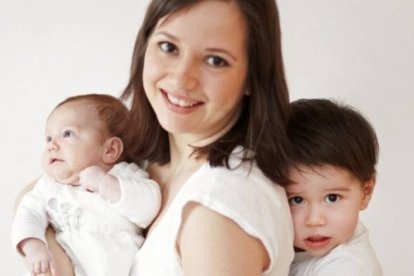 Tanja Müller con sus dos hijos.