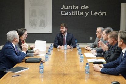 El vicepresidente de la Junta, Juan García-Gallardo, se reúne con representantes de los proyectos que se han presentado al Valle de la Innovación. RUBÉN CACHO