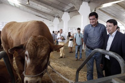 López, en el transcurso de su visita ayer a la feria de Salamanca.