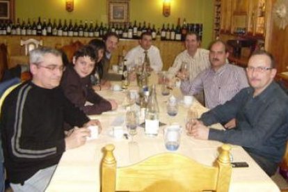 Algunos de los participantes en la cata en el restaurante «Amancio», en turno de comenta