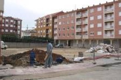 La tapia que se observa al fondo a la izquierda, se demolerá para urbanizar la plaza