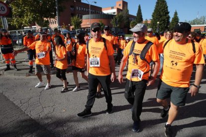 Sobre estas líneas la multitud a la salida de la marcha solidaria, frente al Hospital del Bierzo, con caras conocidas de la política . L. DE LA MATA