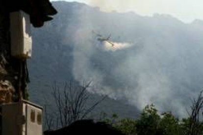 Uno de los helicópteros empleados recoge agua del lago de Carucedo