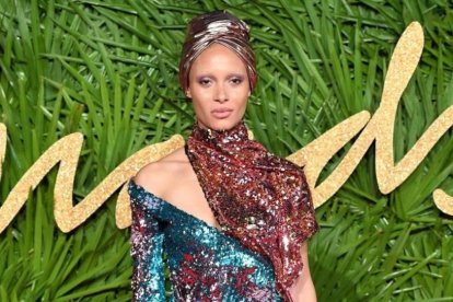 La modelo Adwoa Aboah se convierte en la ganadora de los Fashion Awards 2017.