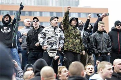 Manifestantes neonazis durante la protesta islamófoba, este sábado, en Hannover.