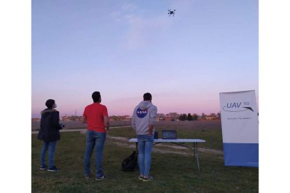 Carlos García, Víctor Martínez y Carlos Rodríguez, durante una de las pruebas del dron. CARLOS ALMANZA