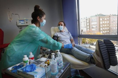 Una enfermera atienda a una paciente en el ambulatorio de José Aguado. DL